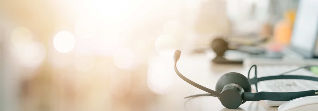 Headset an einem Büroarbeitsplatz vermittelt ein charakteristisches Bild eines digitalen Arbeitsplatzes
