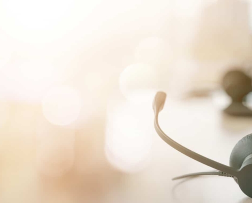 Headset an einem Büroarbeitsplatz vermittelt ein charakteristisches Bild eines digitalen Arbeitsplatzes