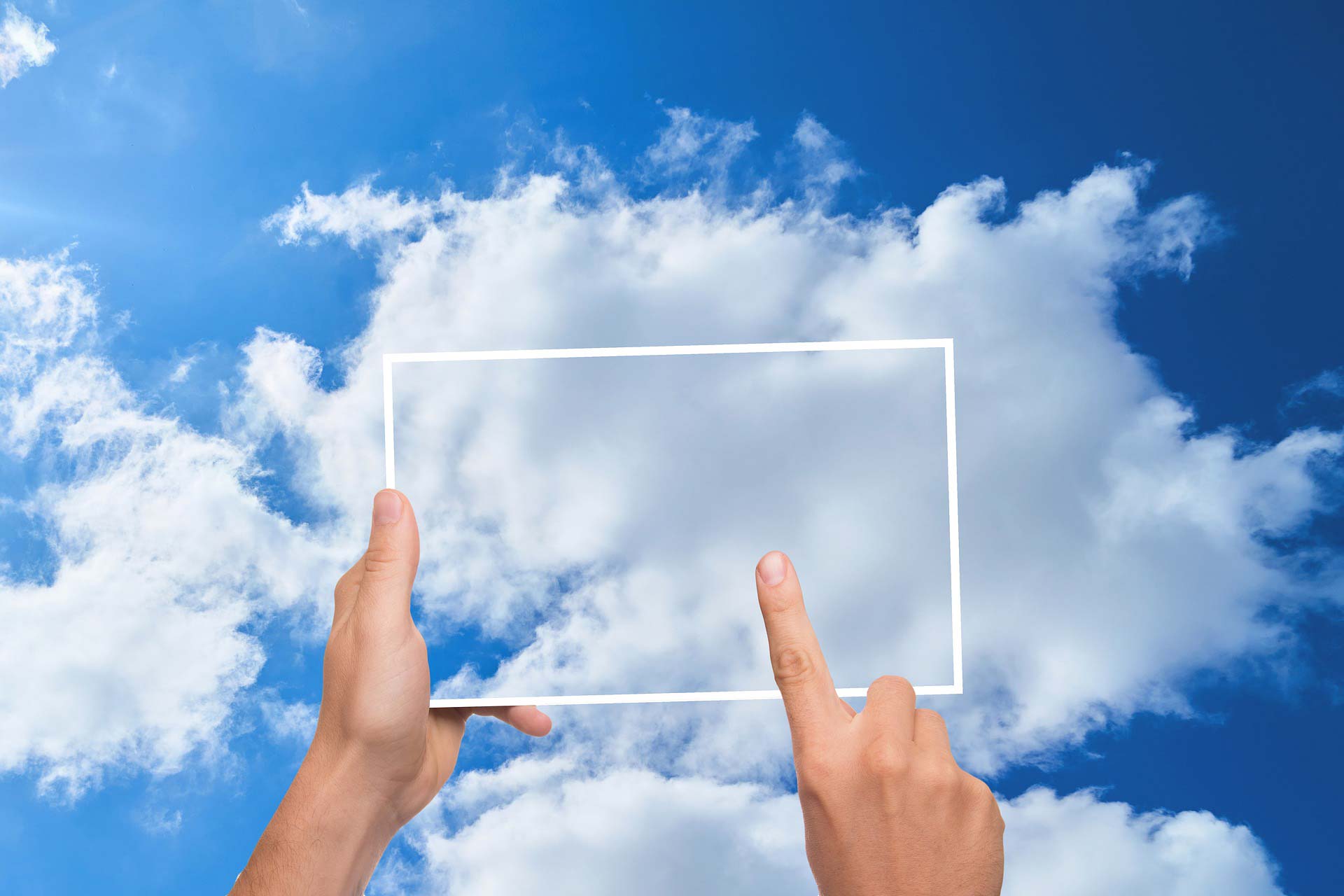 Hänge halten einen leeren Rahmen in den Wolkenhimmel. Symbolisiert die Private Cloud.