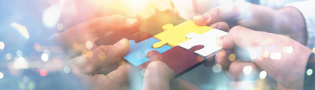 Mehrere Hände lösen ein Puzzle und symbolisieren die Zusammenarbeit der BLUE Mitarbeiter mit eigenen und externen Experten