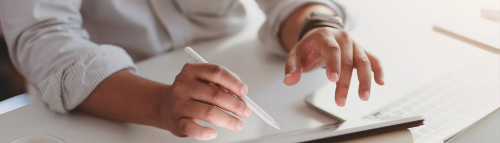 Person erstellt auf einem Tablet eine neue Pressemitteilung
