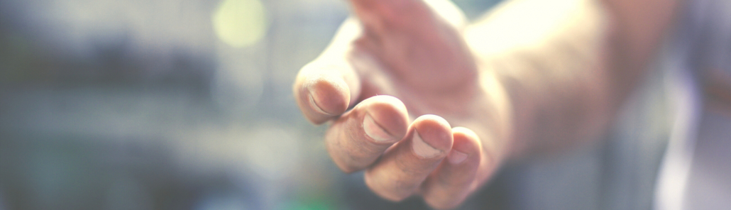 Eine Hand wird gereicht, um das soziale Engagement der BLUE Consult darzustellen
