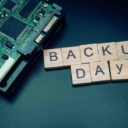 Scrabble-Steine formen die Worte „Backup Day“ neben Computerplatine Scrabble Steine formen die Worte "Backup Day" neben Computerplatine