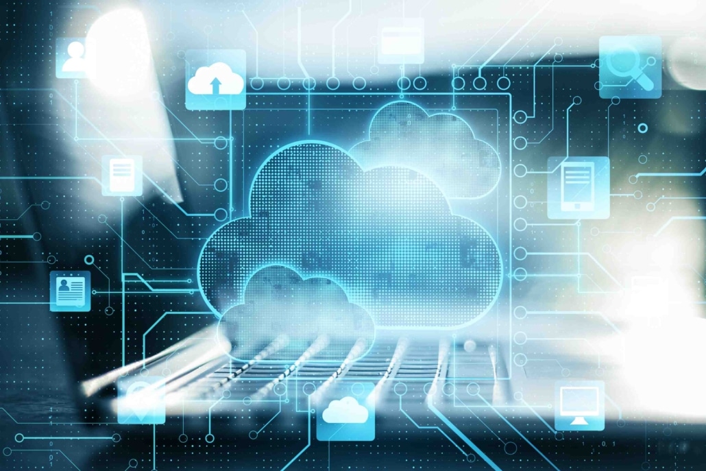 Digitale Darstellung von Cloud Computing ueber einer Tastatur.