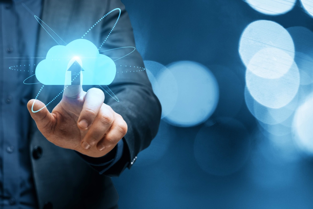 Eine Hand zeigt auf eine leuchtende Wolke, die Cloud Computing darstellt.