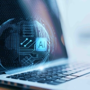 Laptop mit holographischem AI Symbol und digitaler Schnittstelle